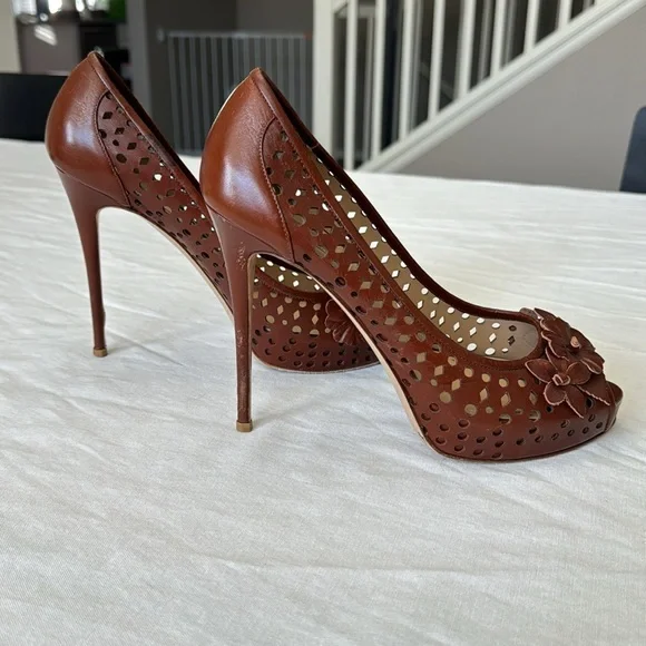 Valentino Garavani Leather Floral Pumps / heels - Picture 3 of 8